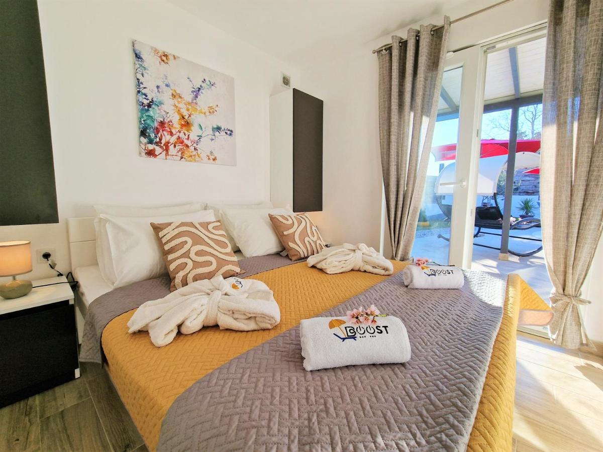 Holiday House Boost With Heated Pool Klis Экстерьер фото