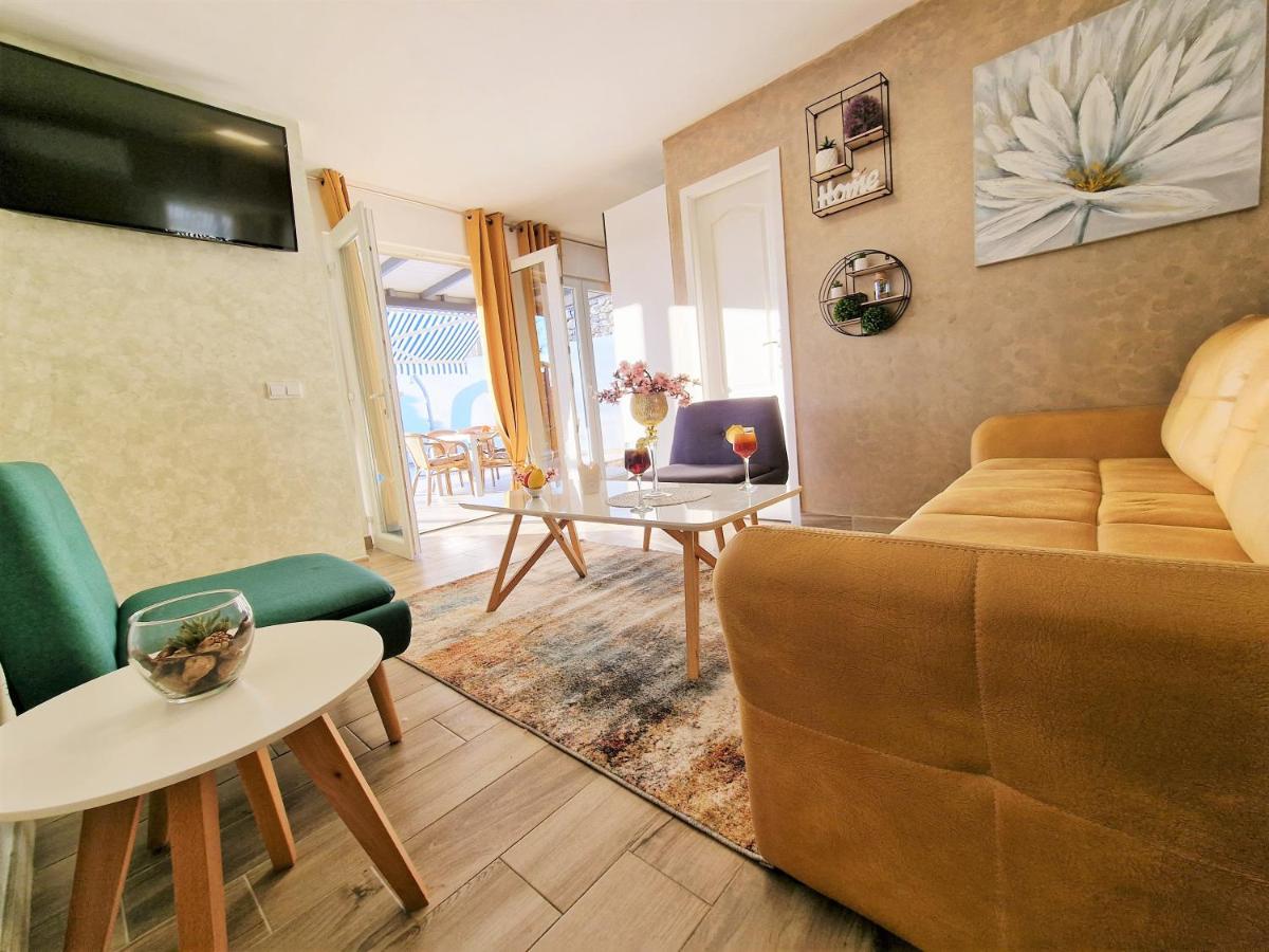 Holiday House Boost With Heated Pool Klis Экстерьер фото